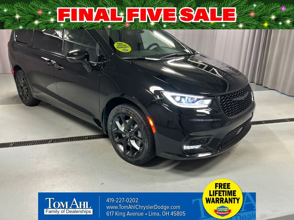 2026 Chrysler Pacifica Select's photo