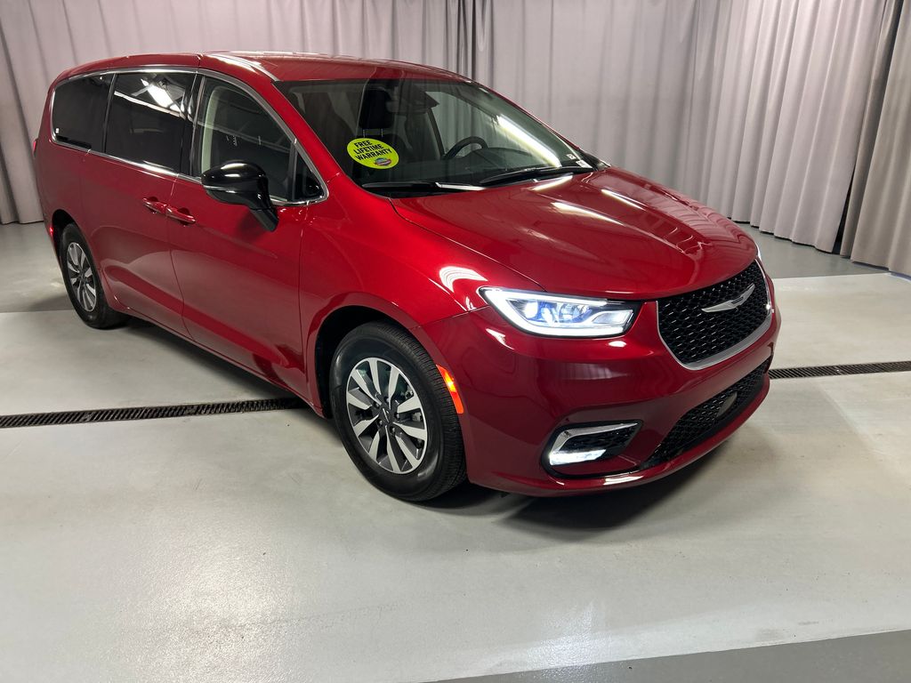 2024 Chrysler Pacifica PHEV Select's photo