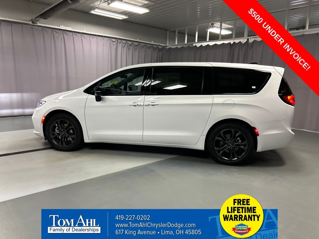New 2026 Chrysler Pacifica SELECT Passenger Van