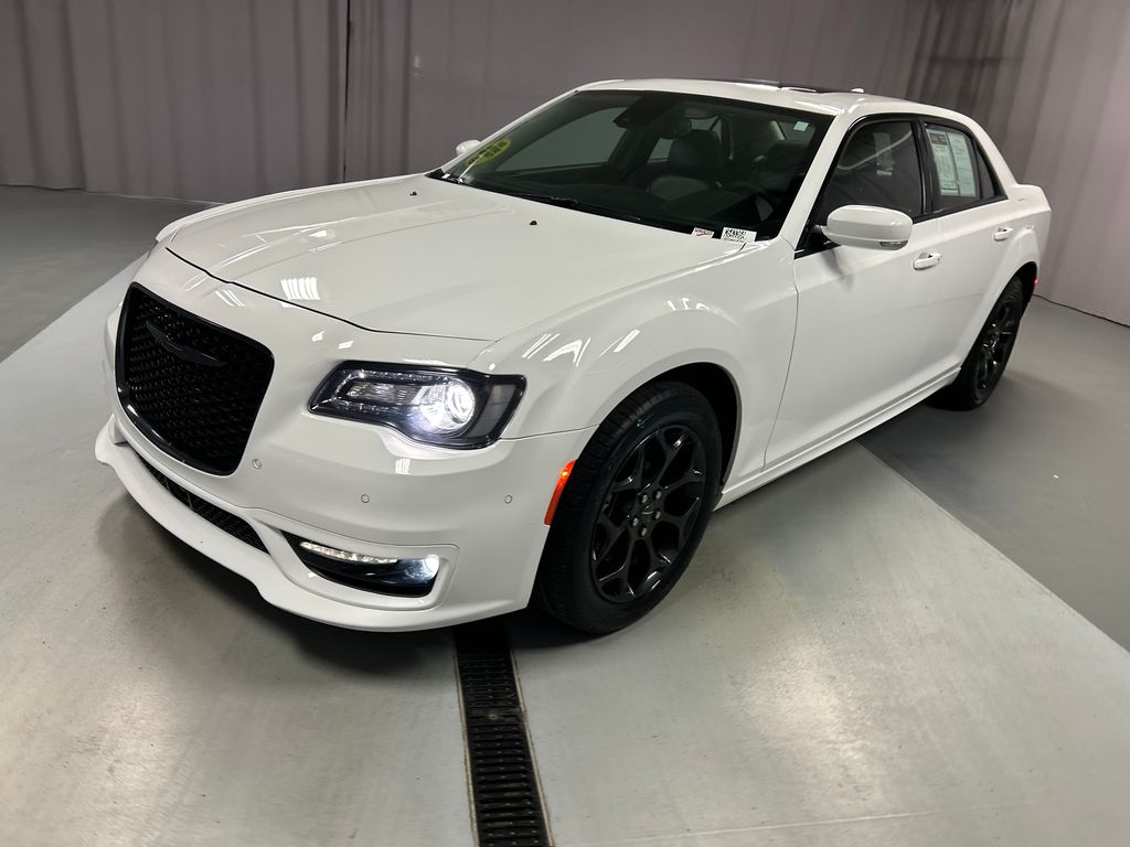 2023 Chrysler 300 Touring L photo 3