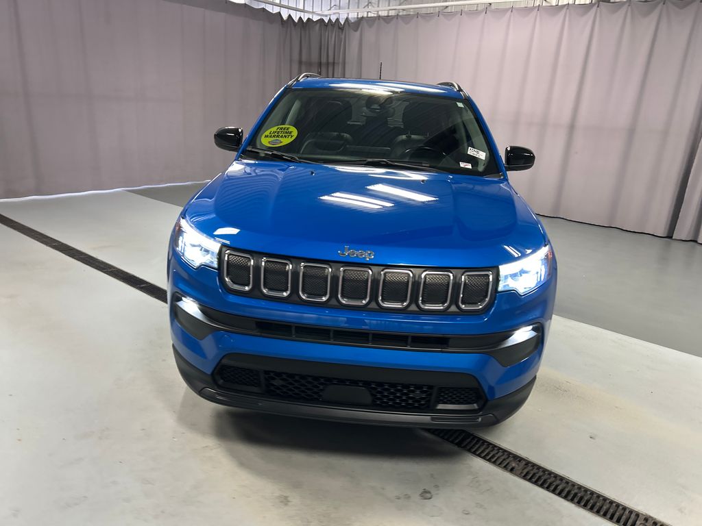 2022 Jeep Compass Latitude Lux photo 2