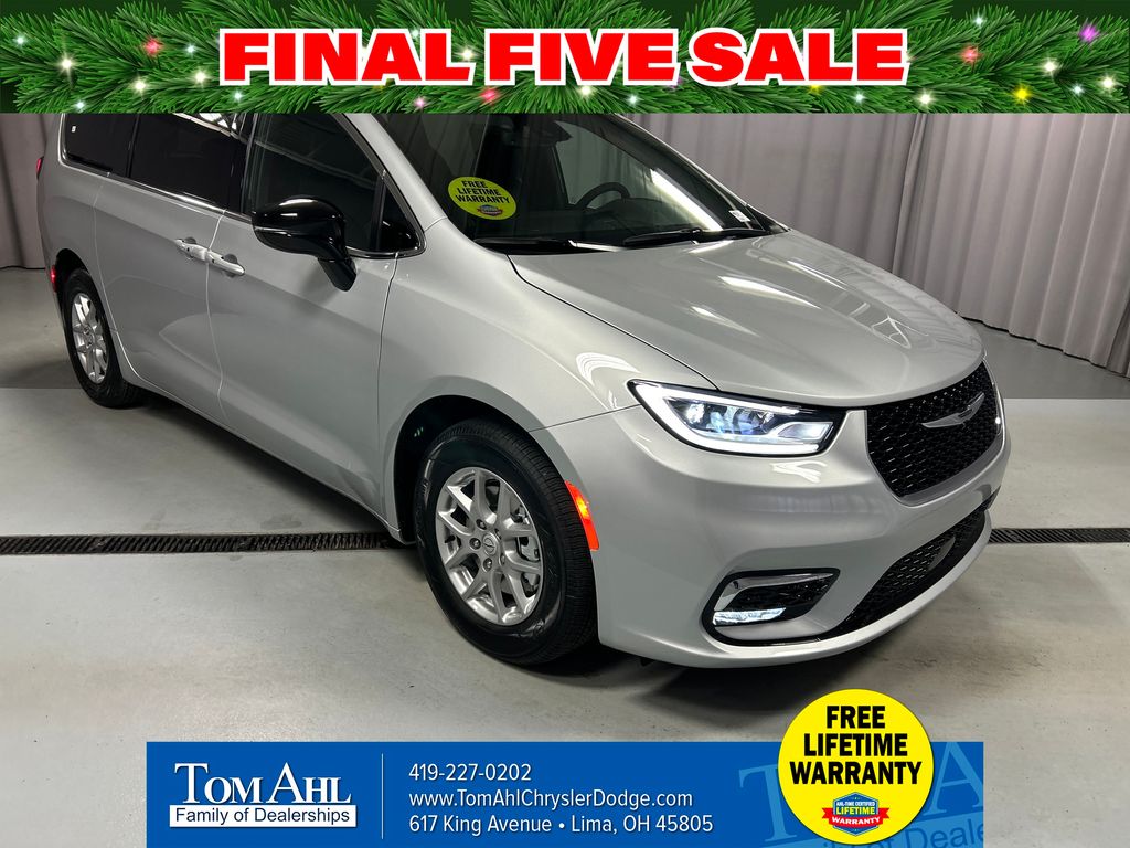 2026 Chrysler Pacifica Select's photo