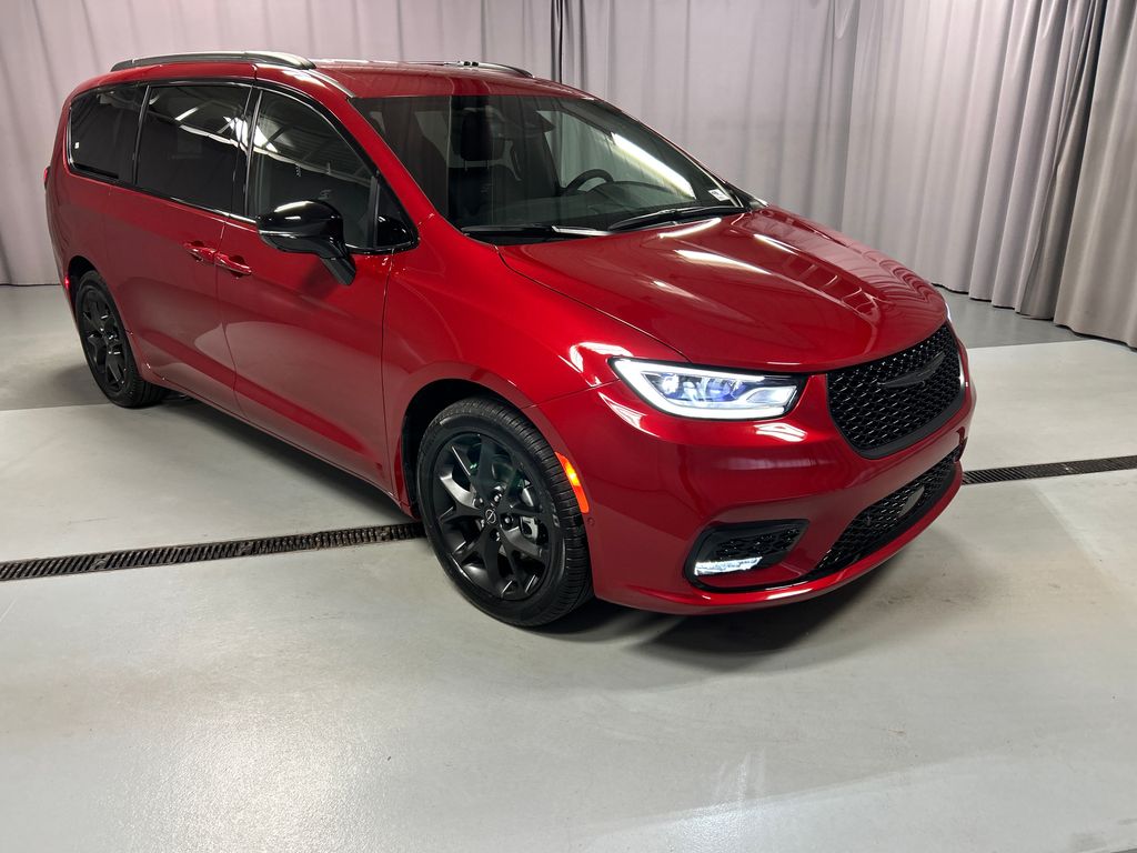 2026 Chrysler Pacifica Select's photo
