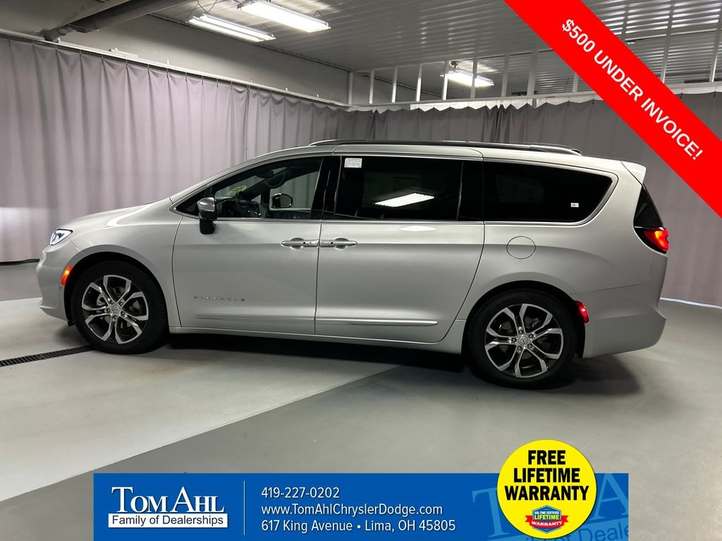 New 2026 Chrysler Pacifica PINNACLE Passenger Van