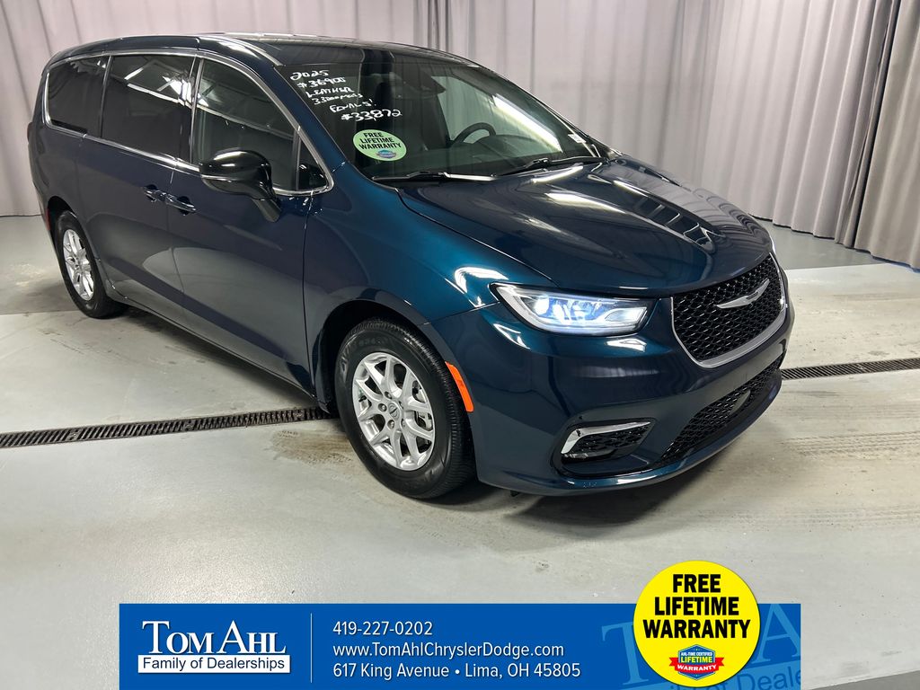 2025 Chrysler Pacifica Select's photo