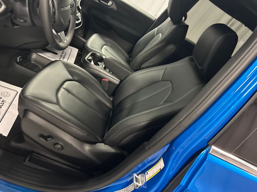 2027 Chrysler Pacifica Select - Photo 10