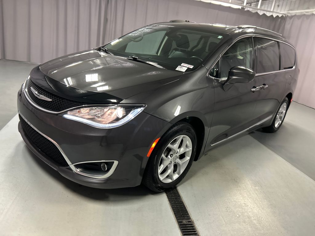 2017 Chrysler Pacifica Touring L photo 3