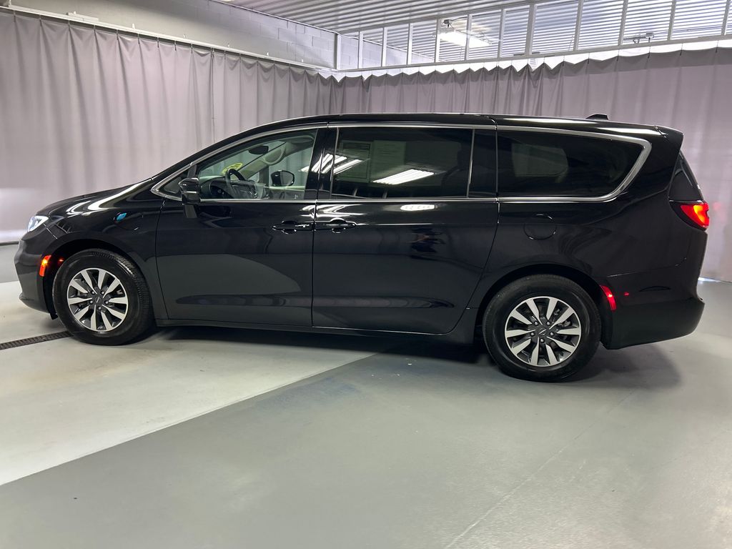 2024 Chrysler Pacifica Hybrid photo 4