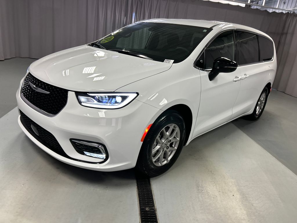2025 Chrysler Pacifica photo 3