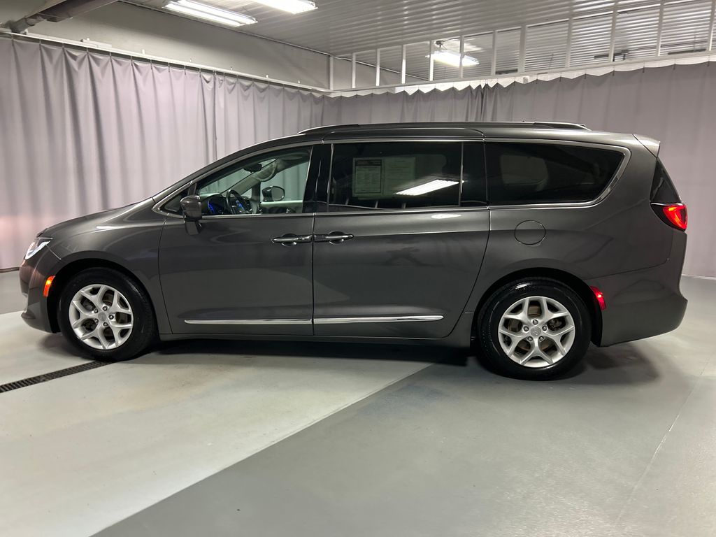 2017 Chrysler Pacifica Touring L photo 4