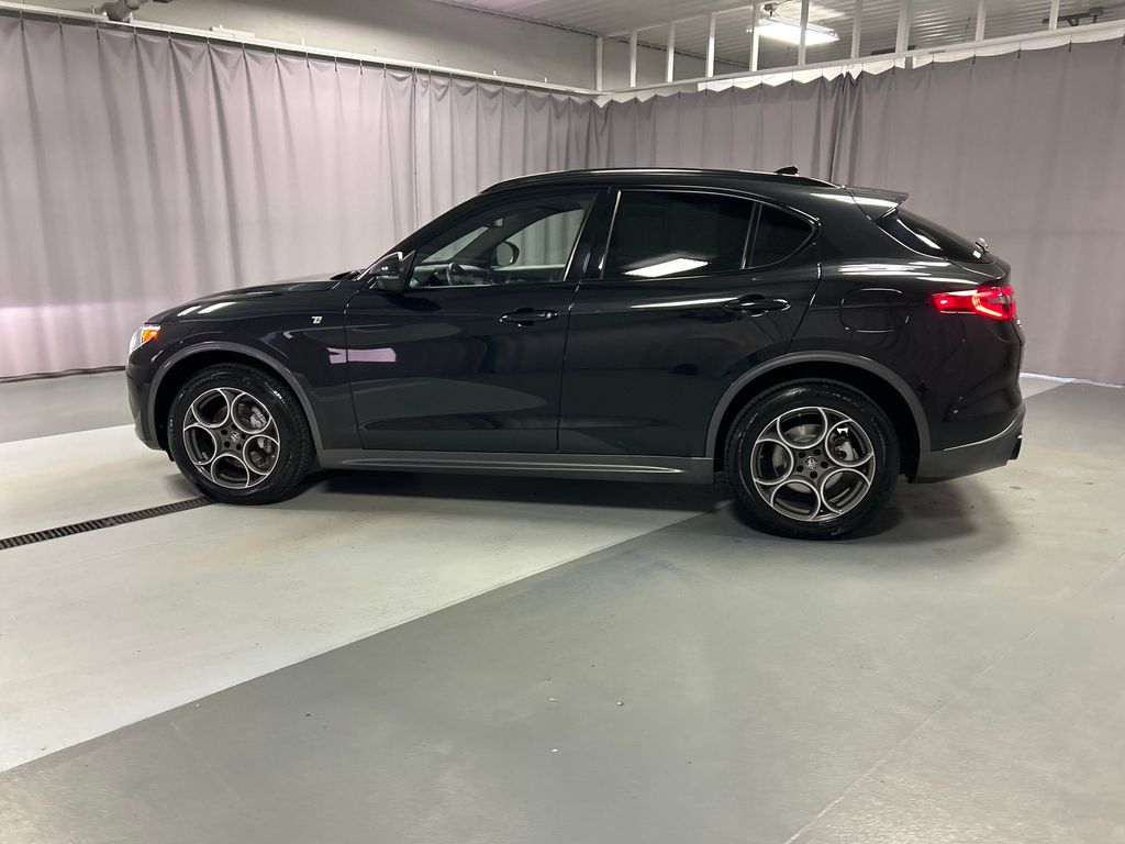 2023 Alfa Romeo Stelvio Ti photo 4