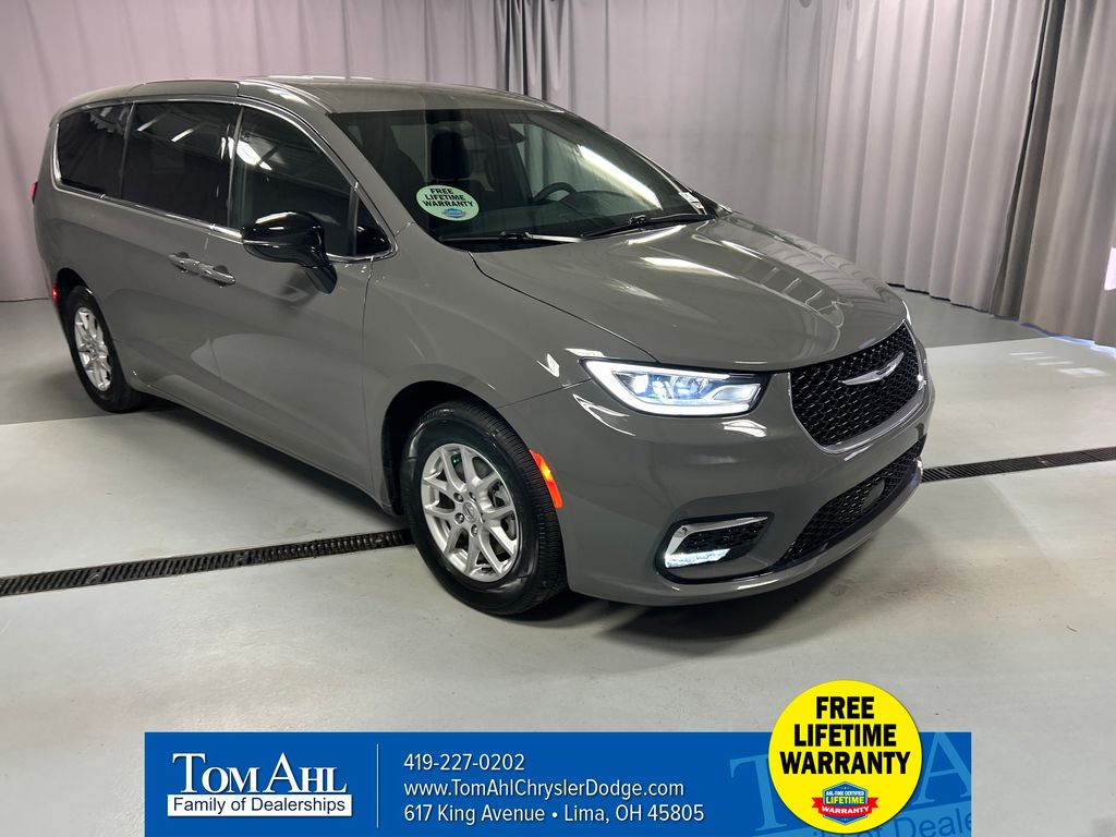 2024 Chrysler Pacifica Touring's photo