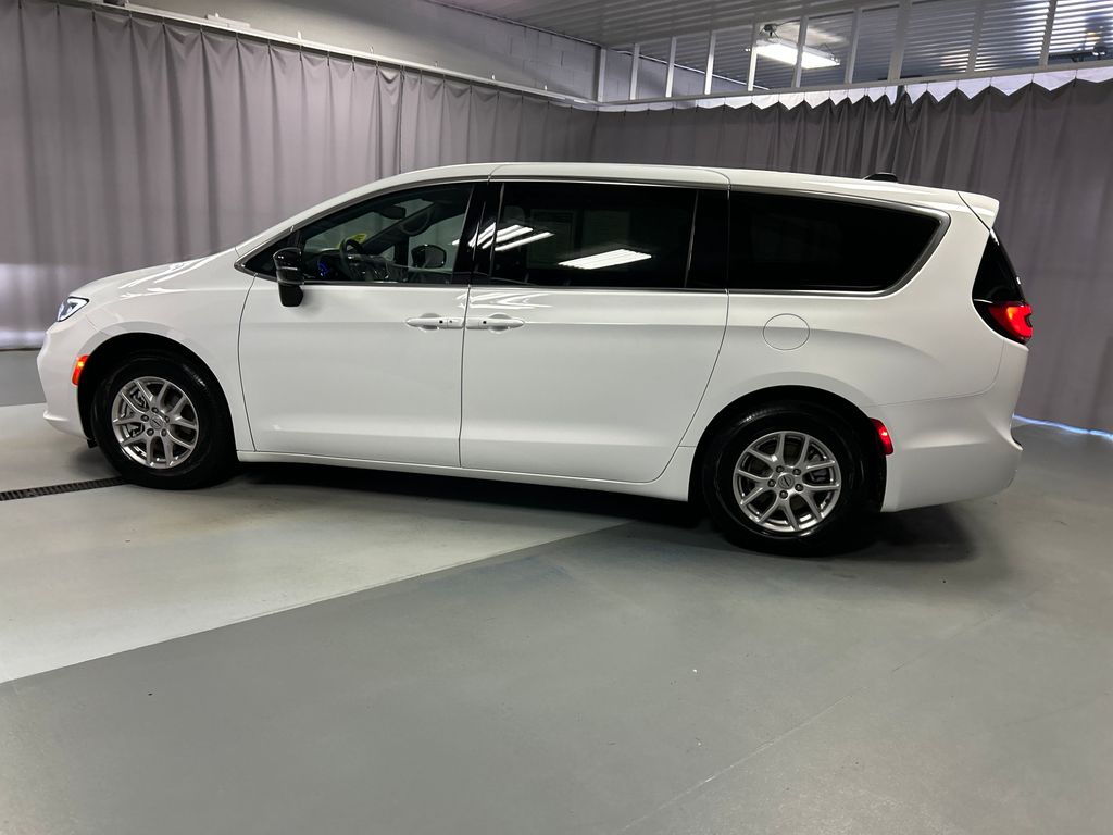 2025 Chrysler Pacifica photo 4
