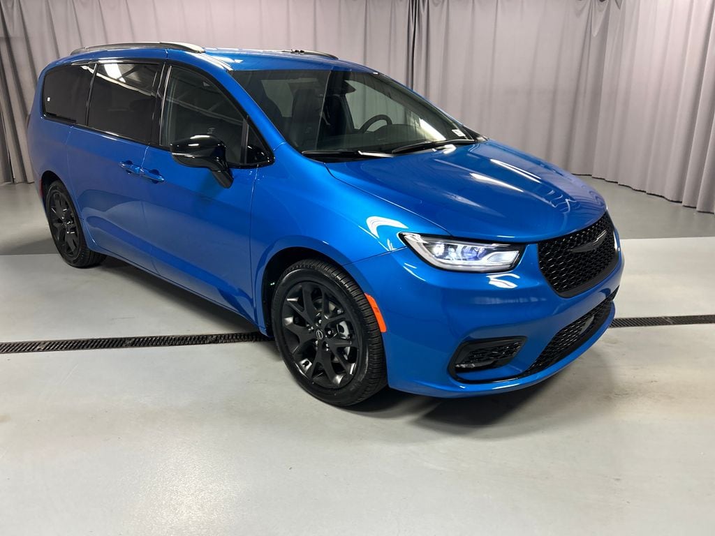 2026 Chrysler Pacifica Select's photo