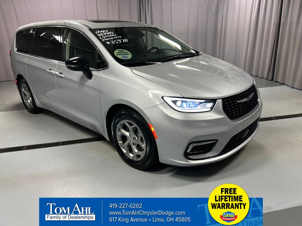 2024 Chrysler Pacifica Limited's photo