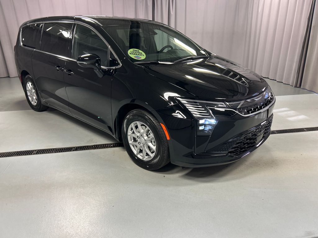 2027 Chrysler Pacifica Select's photo