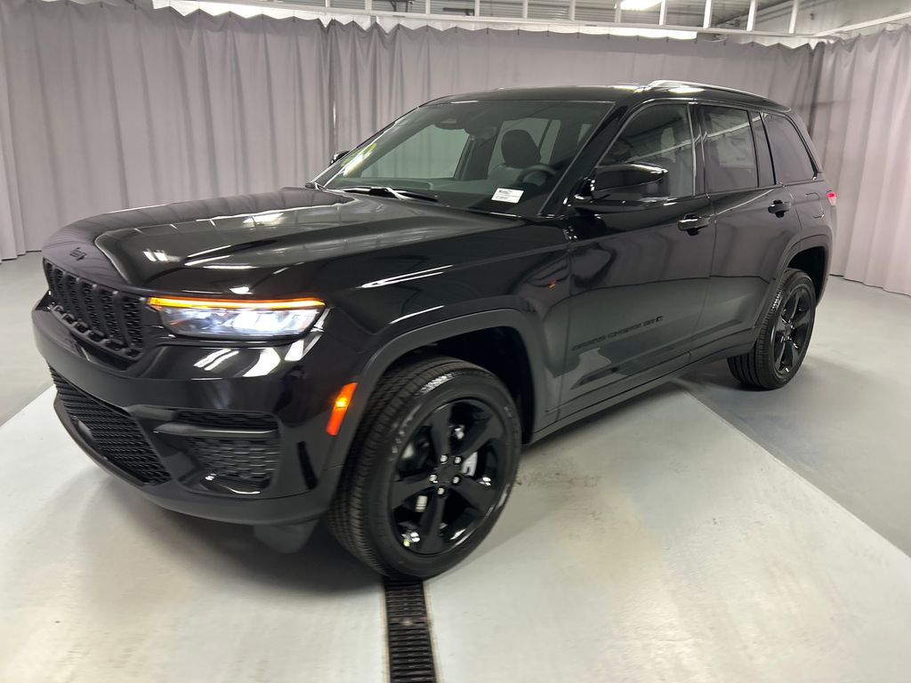 2025 Jeep Grand Cherokee Altitude photo 2