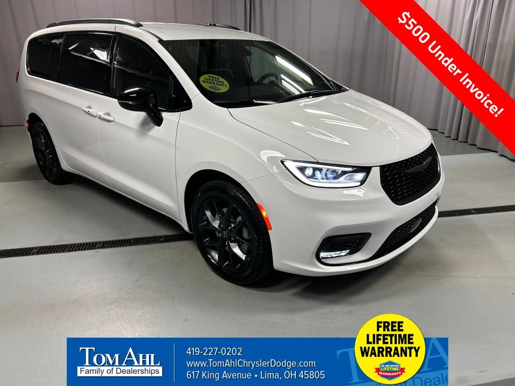 New 2026 Chrysler Pacifica SELECT AWD Passenger Van