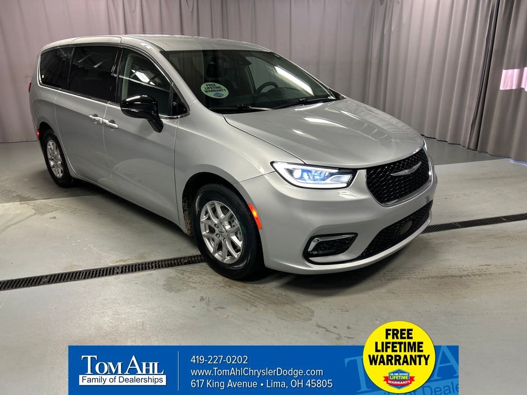 2024 Chrysler Pacifica Touring L's photo