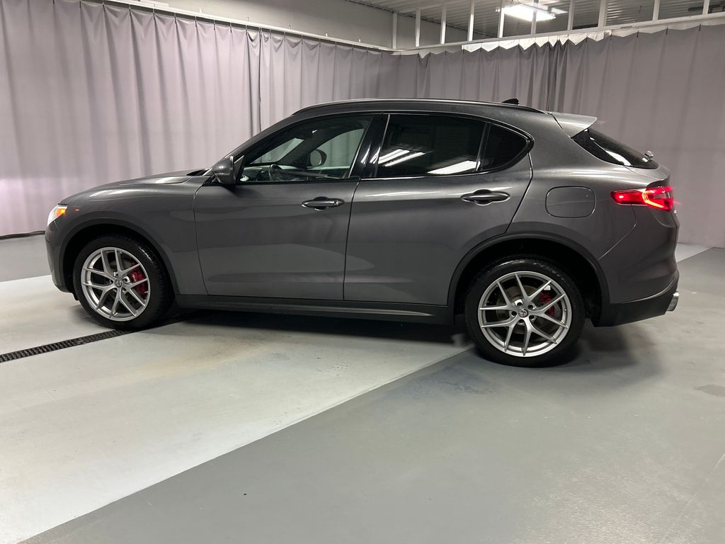2018 Alfa Romeo Stelvio Ti photo 4