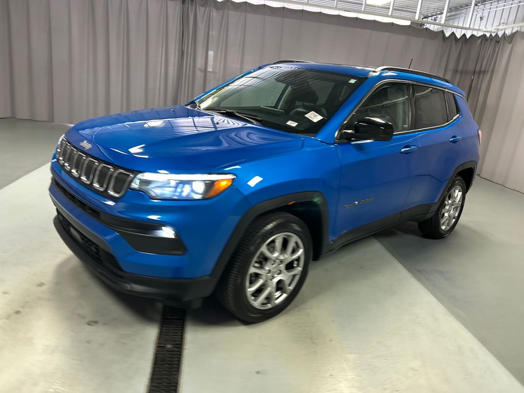 2022 Jeep Compass Latitude Lux photo 3