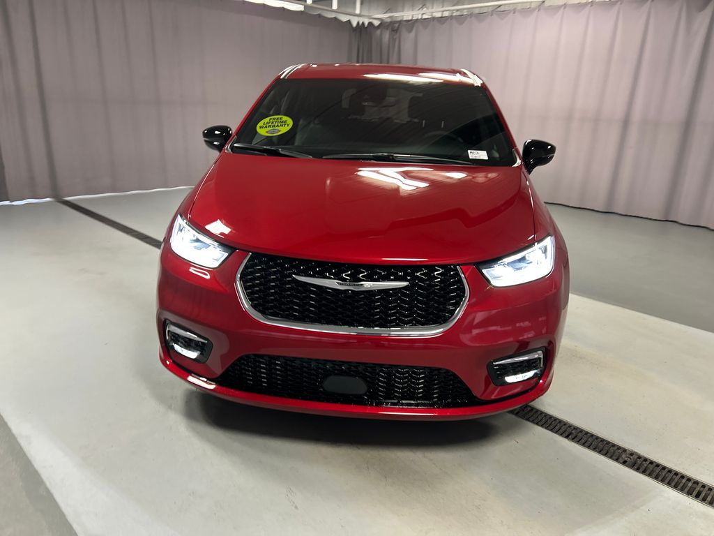 2026 Chrysler Pacifica photo 2