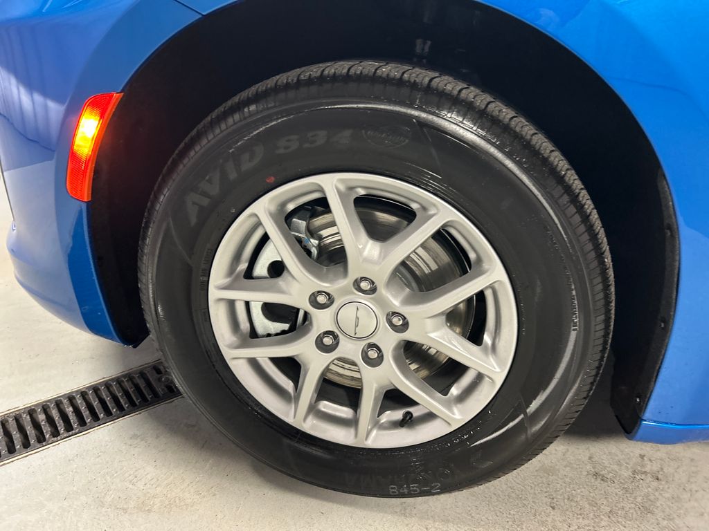 2027 Chrysler Pacifica Select - Photo 9