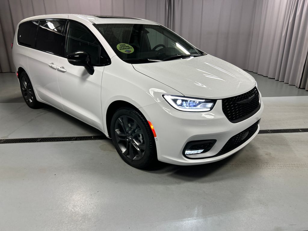 2026 Chrysler Pacifica Select's photo