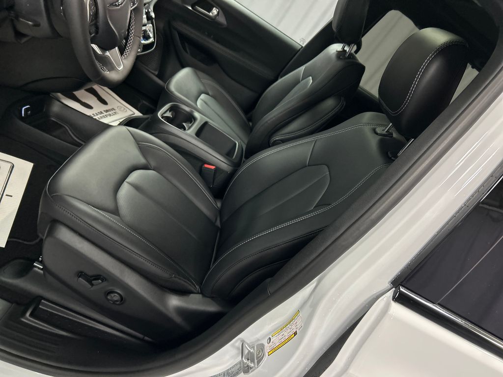 2026 Chrysler Pacifica Select - Photo 10
