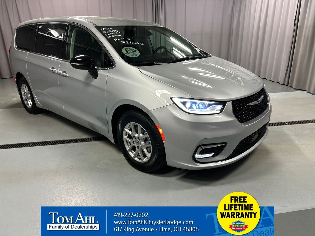 2024 Chrysler Pacifica Touring L's photo