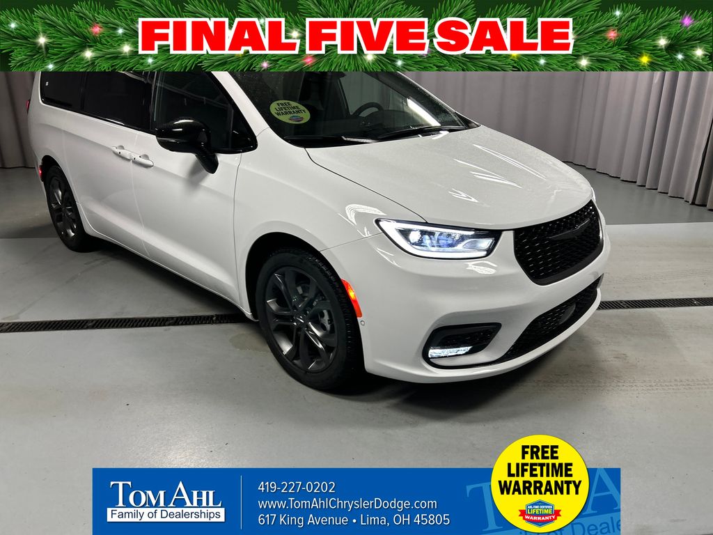 2026 Chrysler Pacifica Select's photo