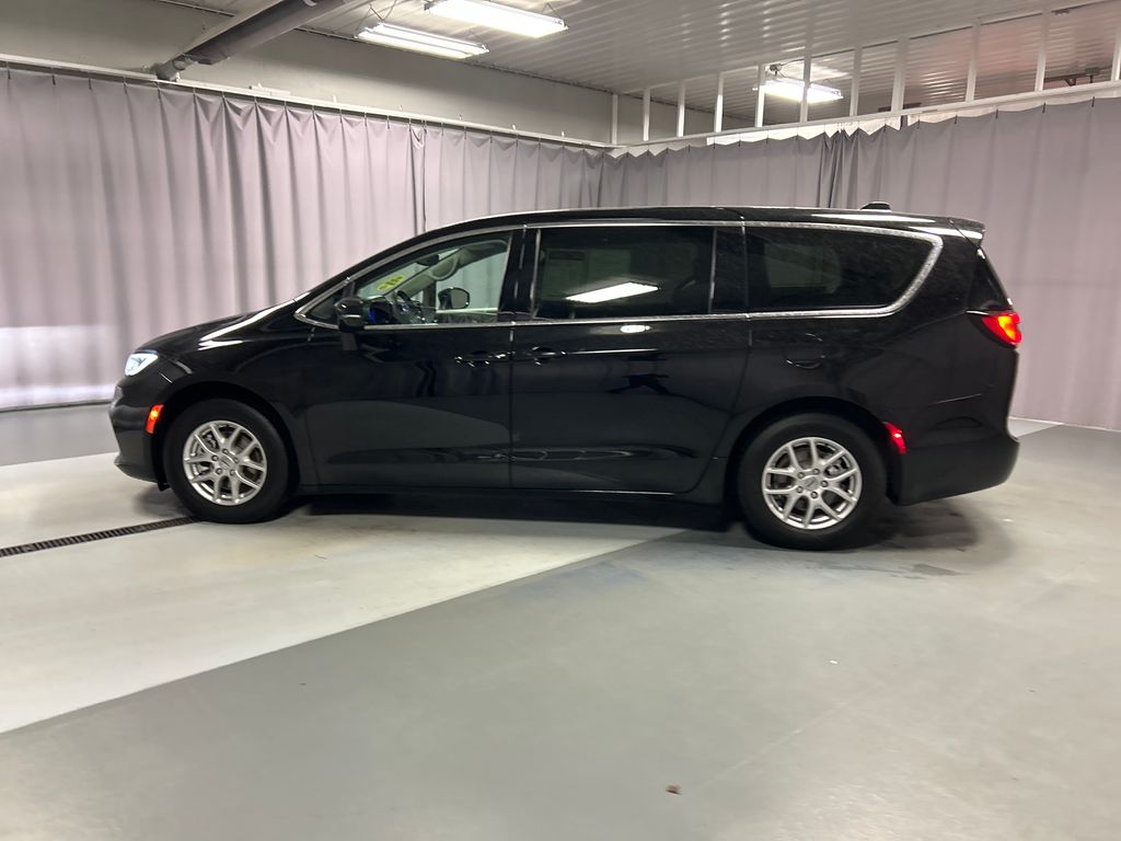 2024 Chrysler Pacifica Touring L photo 4