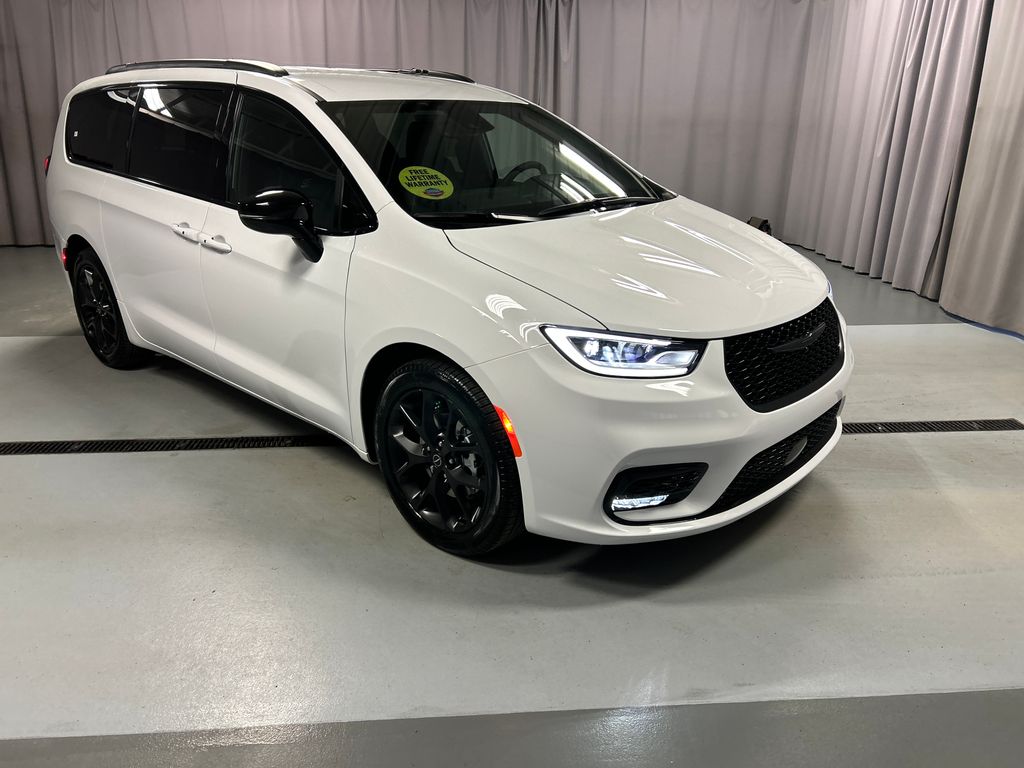 2026 Chrysler Pacifica Select's photo