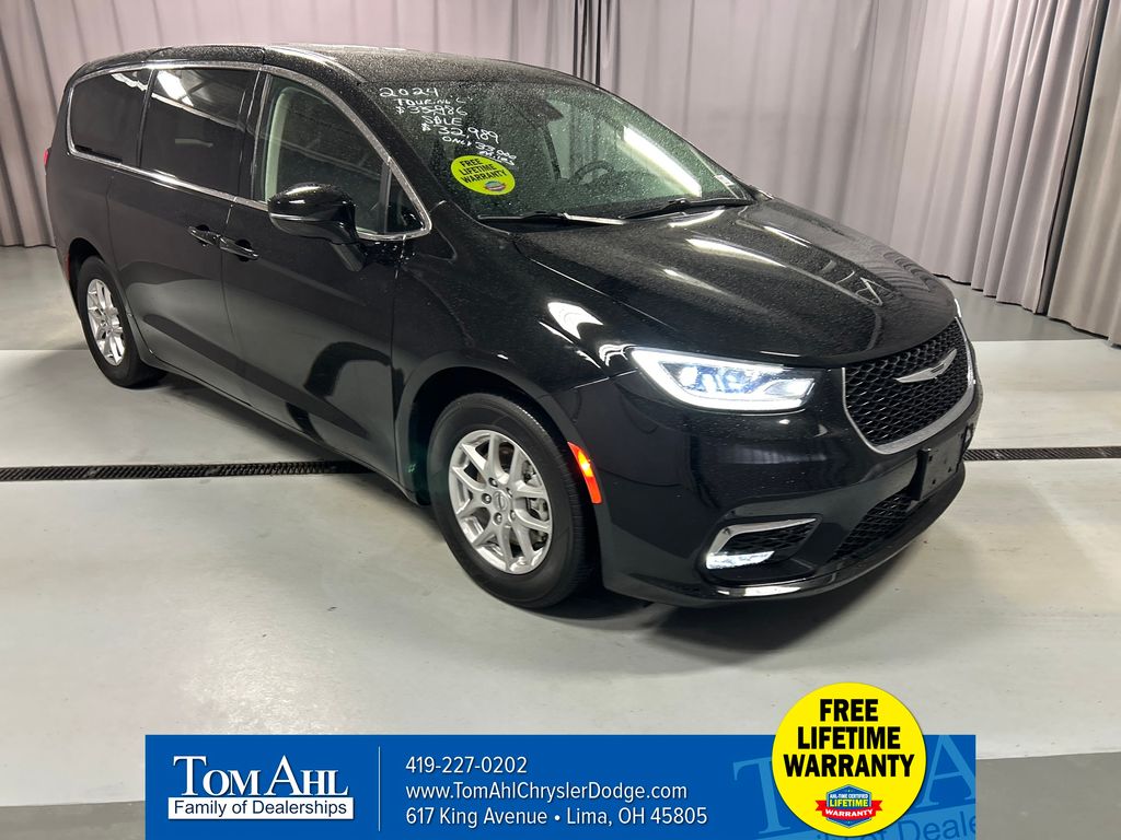 2024 Chrysler Pacifica Touring L's photo