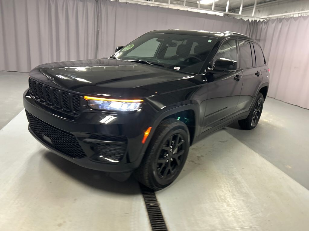 Used 2025 Jeep Grand Cherokee Laredo SUV