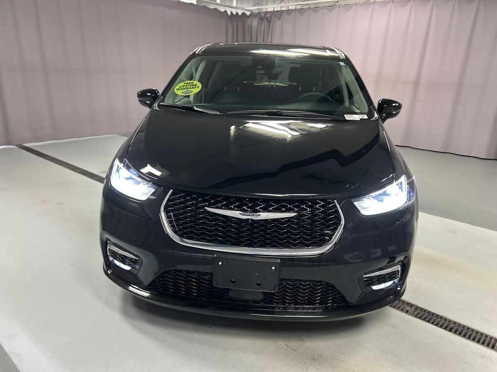2024 Chrysler Pacifica Touring L photo 2