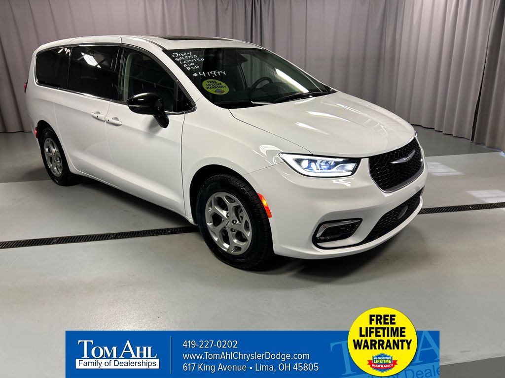 2024 Chrysler Pacifica Limited AWD's photo