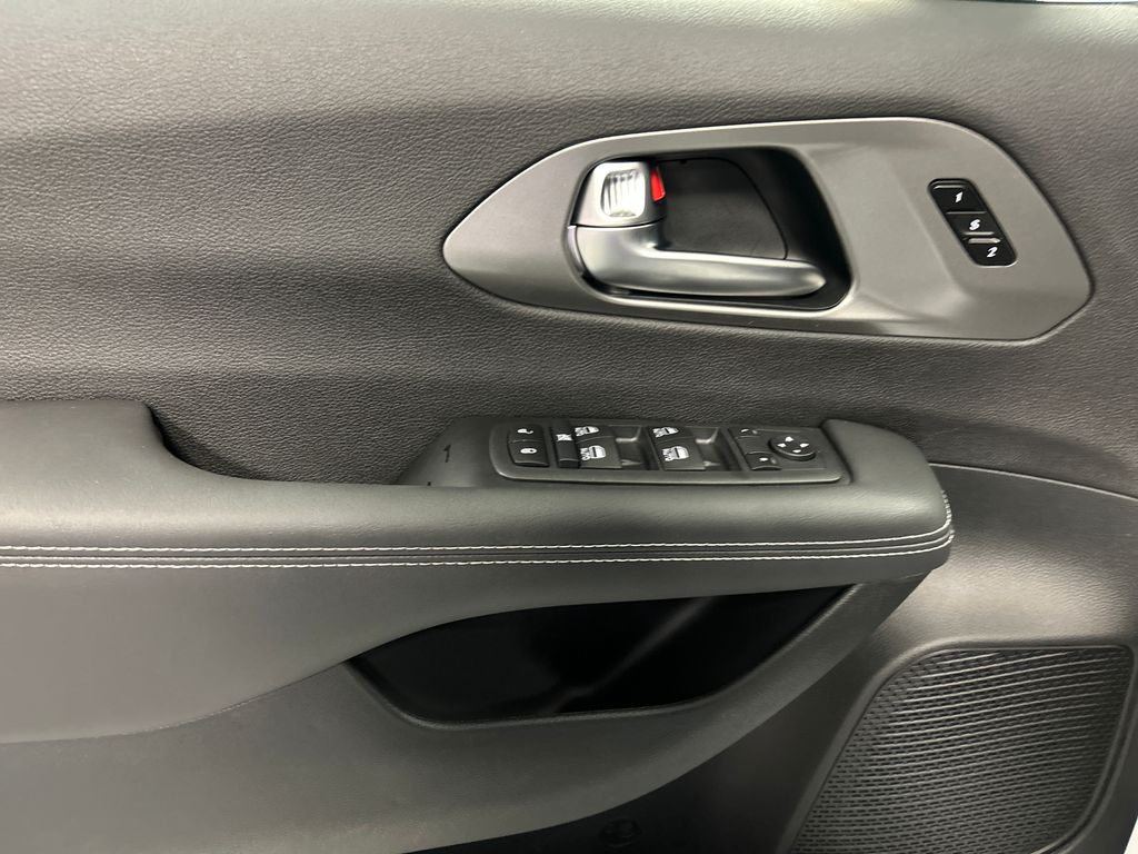 2026 Chrysler Pacifica Select - Photo 12
