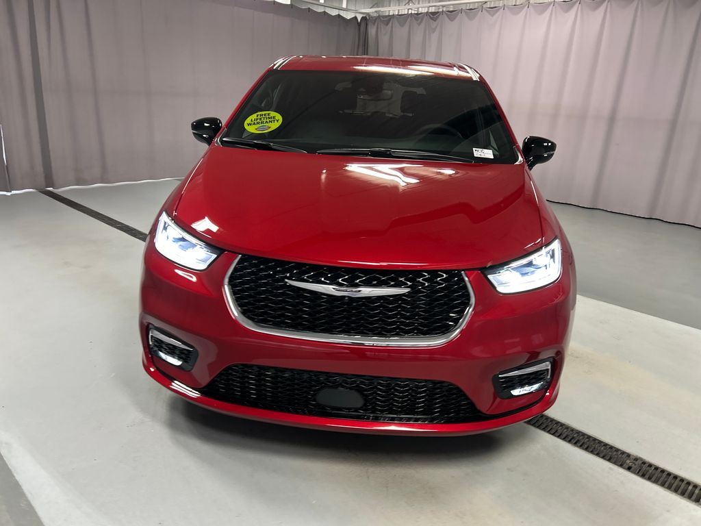 2026 Chrysler Pacifica photo 2