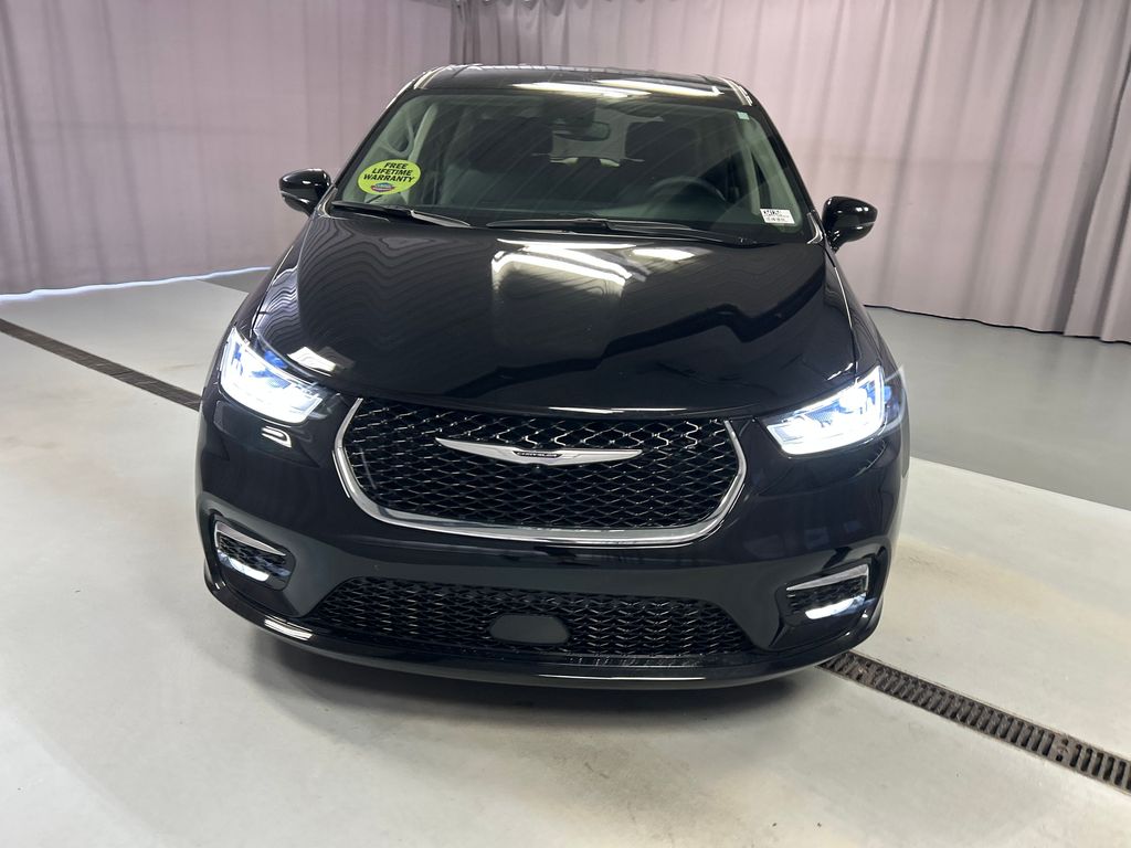 2024 Chrysler Pacifica Hybrid photo 2