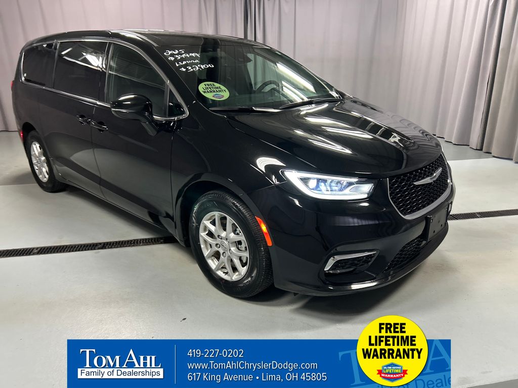 2025 Chrysler Pacifica Select's photo