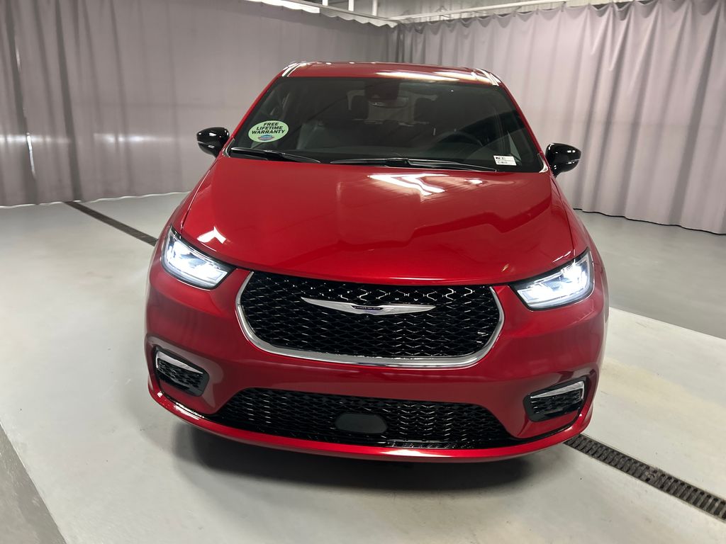 2026 Chrysler Pacifica photo 2