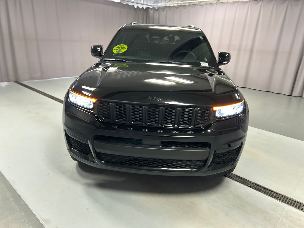 2025 Jeep Grand Cherokee Altitude photo 2