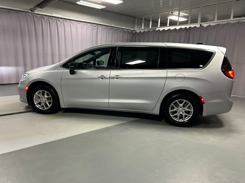 Used 2026 Chrysler Pacifica Select Van Passenger Van