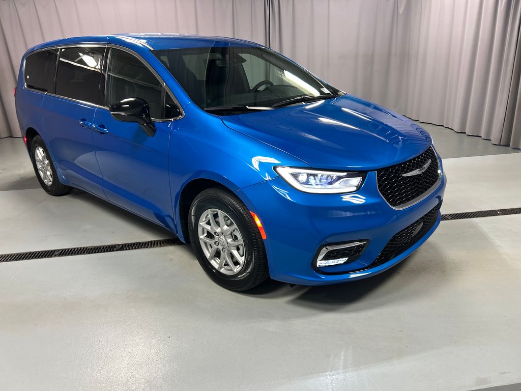 2026 Chrysler Pacifica Select's photo