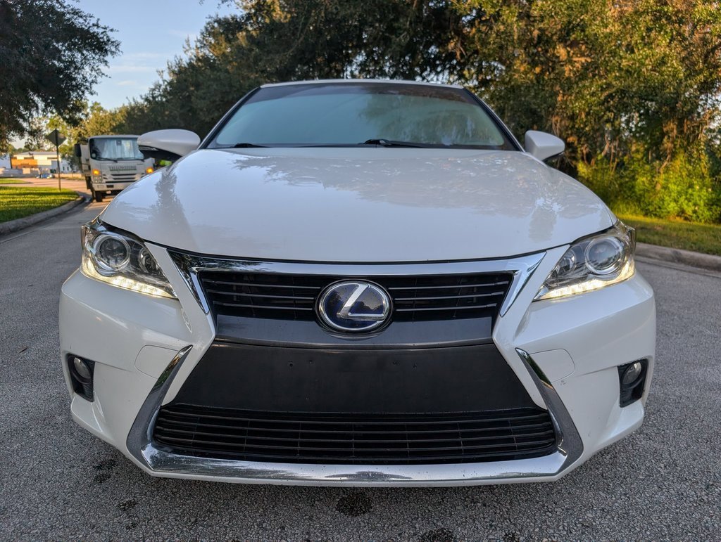 2016 Lexus CT 200h photo 2
