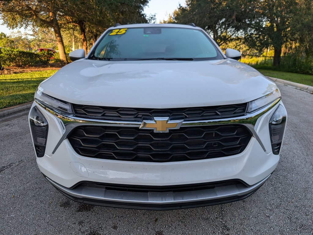 2025 Chevrolet Trax LT photo 2