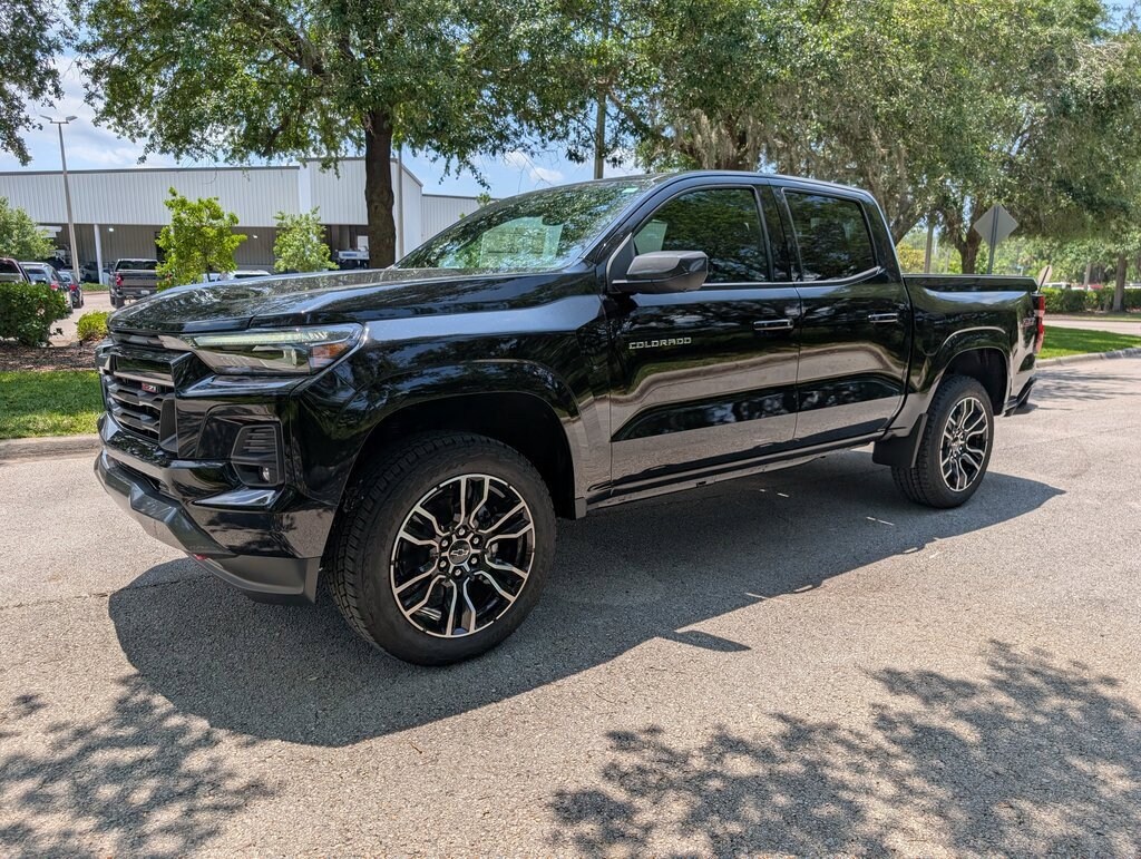 2025 Chevrolet Colorado Z71 photo 3