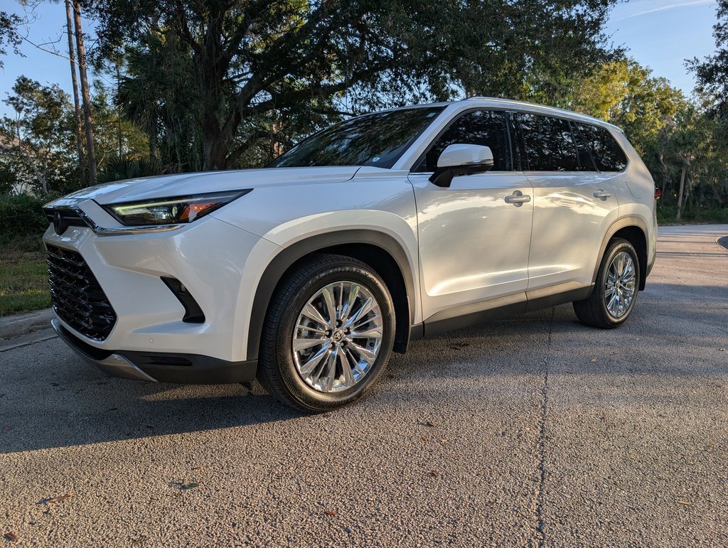 2024 Toyota Grand Highlander XLE photo 3