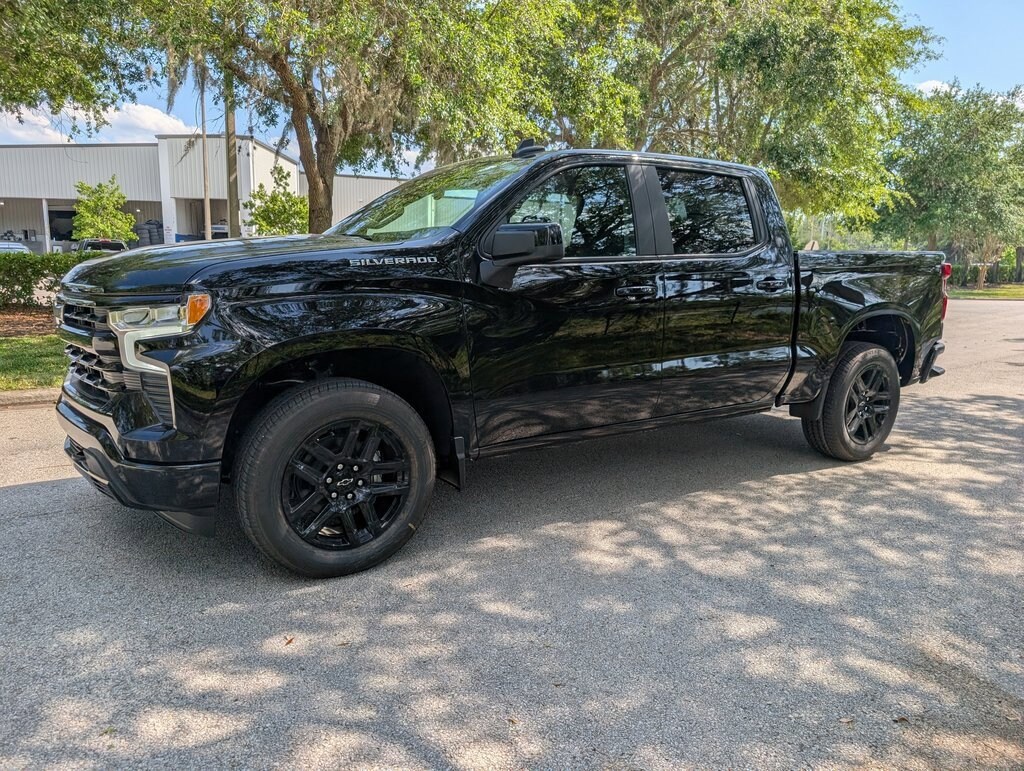 2025 Chevrolet Silverado 1500 RST photo 3